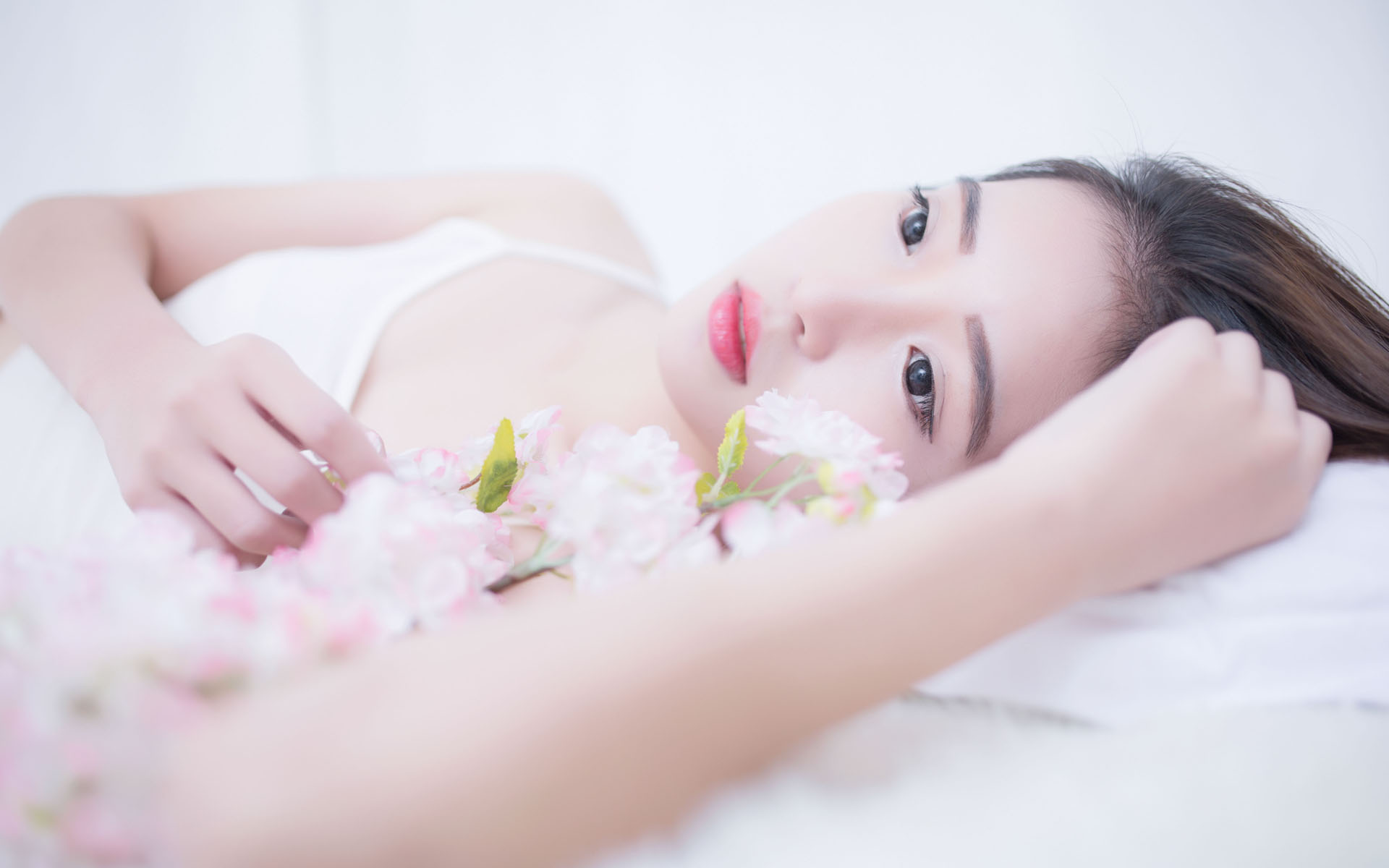 做团扇学“点蓝” 台湾大学生沉浸式体验传统非遗技艺